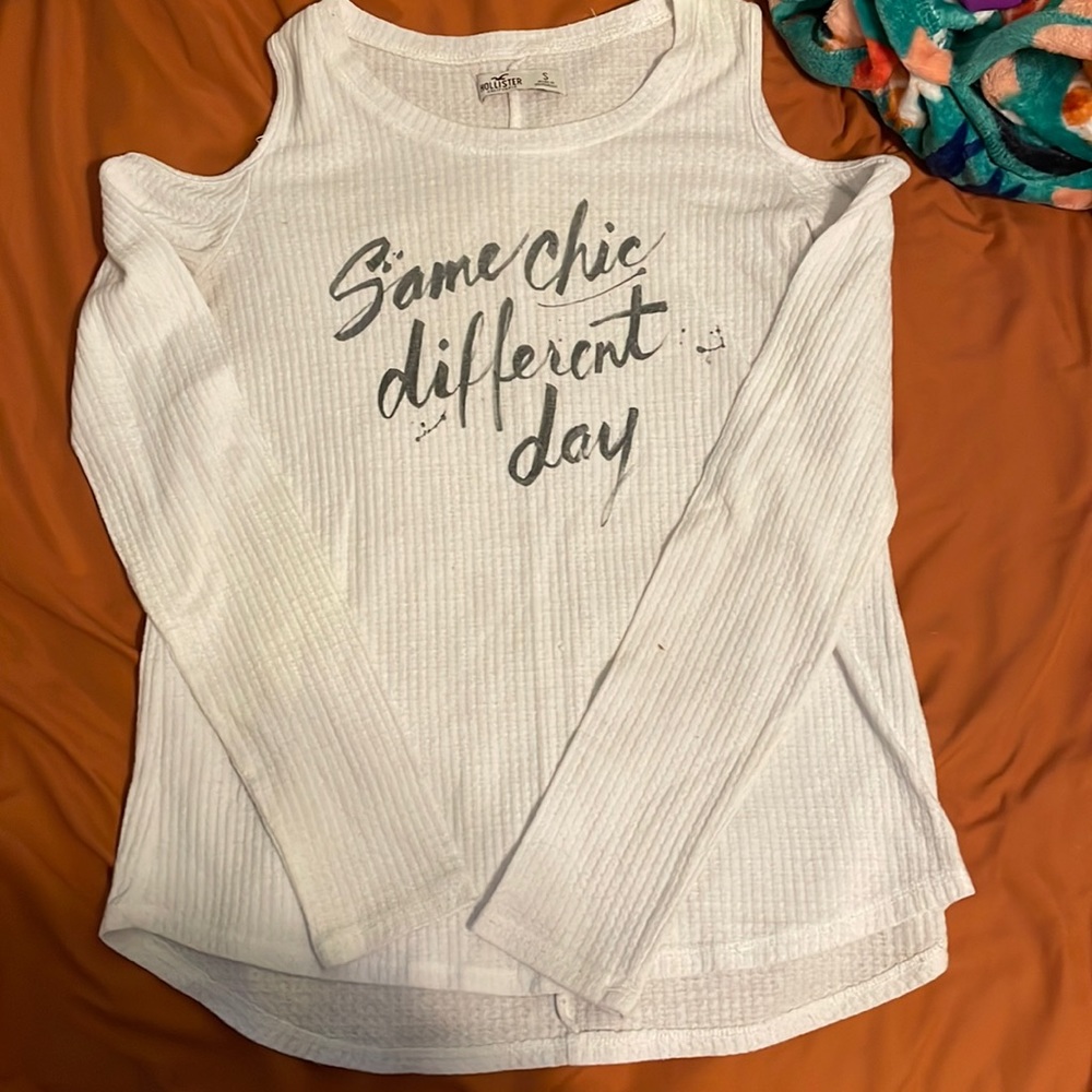 shoulder cut-outs, “same chic different day”, long sleeve